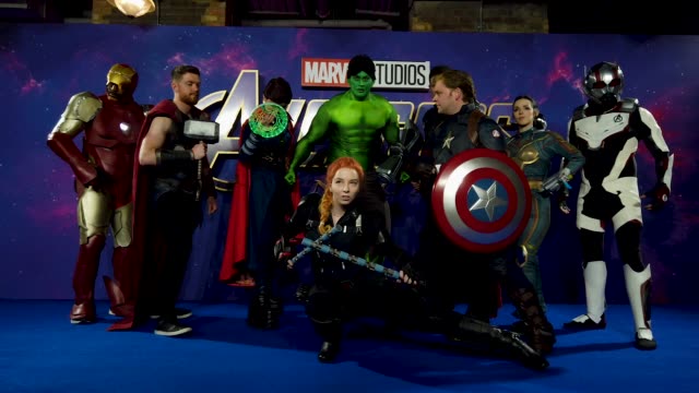 GIF:Cosplay players  at the 'Avengers: Endgame' UK Fan Event